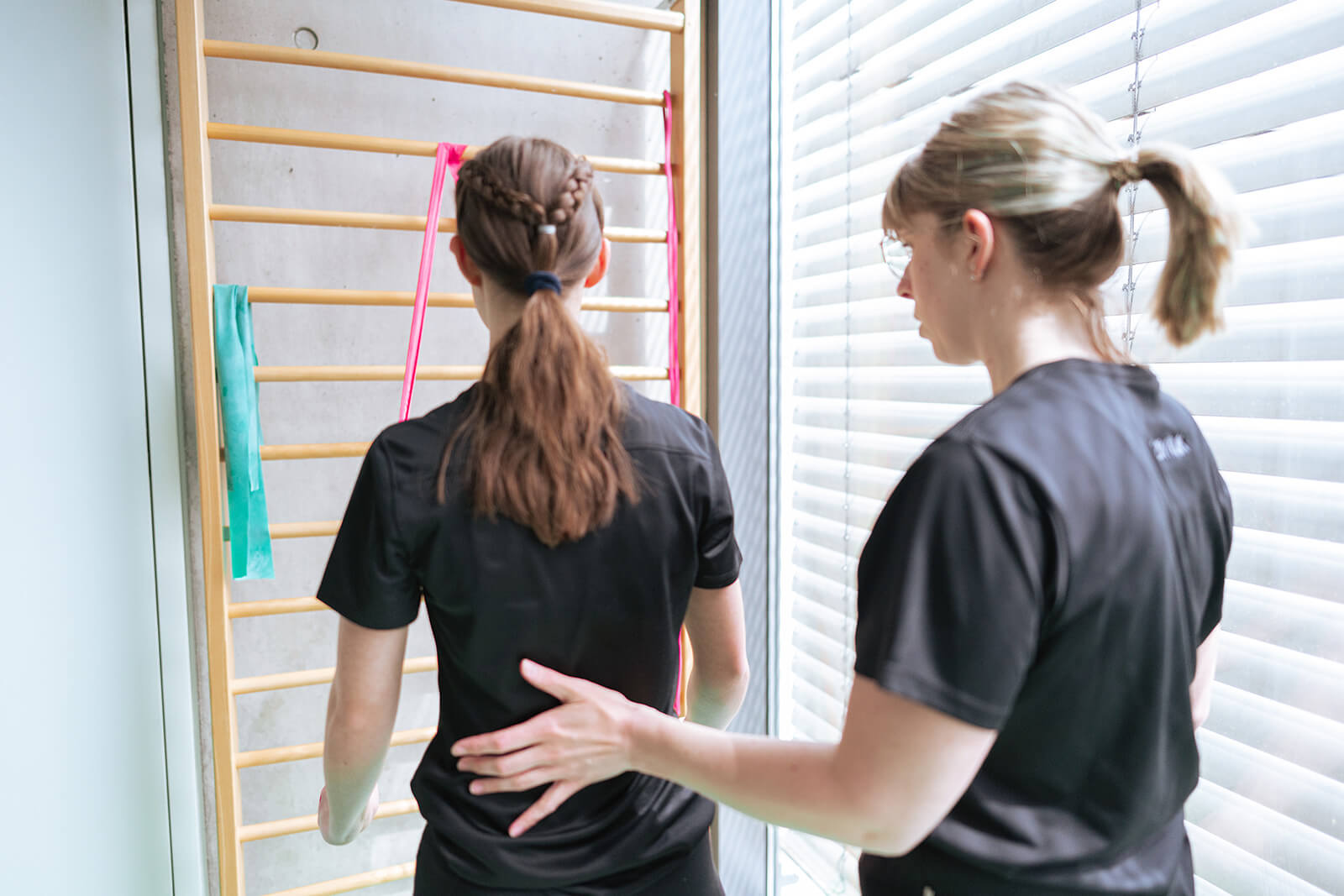 Physiotherapie an Sprossenwand